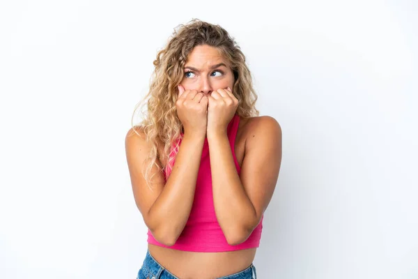 Mädchen Mit Lockigem Haar Isoliert Auf Weißem Hintergrund Nervös Und — Stockfoto