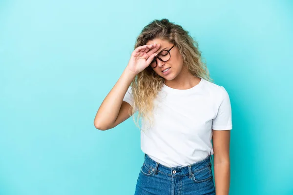 Chica Con Pelo Rizado Aislado Sobre Fondo Azul Con Expresión — Foto de Stock