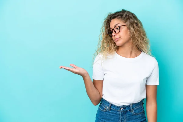 Menina Com Cabelo Encaracolado Isolado Fundo Azul Segurando Espaço Com — Fotografia de Stock