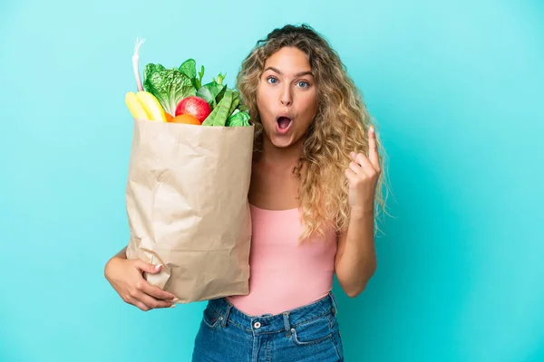 Girl Curly Hair Holding Grocery Shopping Bag Isolated Green Background — Foto de Stock