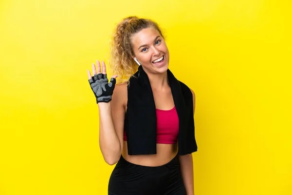 Αθλητική Γυναίκα Πετσέτα Απομονωμένη Κίτρινο Φόντο Χαιρετισμό Χέρι Χαρούμενη Έκφραση — Φωτογραφία Αρχείου
