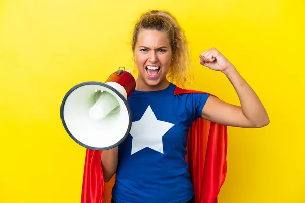 Superheldin Frau Isoliert Auf Gelbem Hintergrund Schreit Durch Ein Megafon — Stockfoto