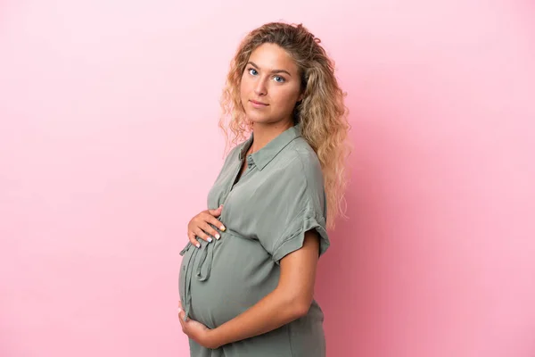 Flicka Med Lockigt Hår Isolerad Rosa Bakgrund Gravid Och Glad — Stockfoto