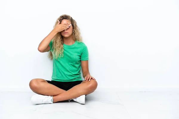 Κορίτσι Σγουρά Μαλλιά Που Κάθεται Στο Πάτωμα Και Καλύπτει Μάτια — Φωτογραφία Αρχείου