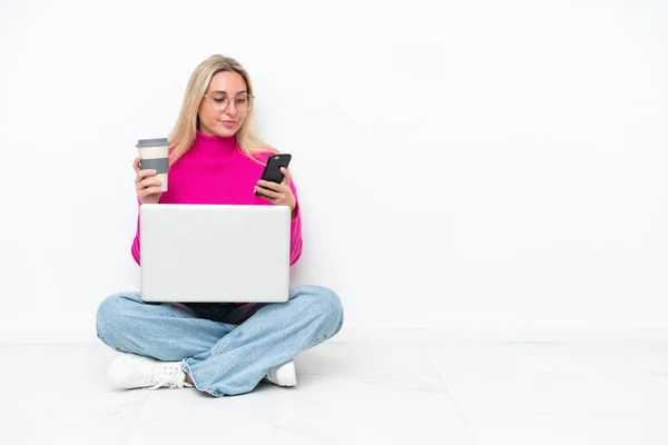 Giovane Donna Caucasica Con Computer Portatile Seduto Sul Pavimento Con — Foto Stock