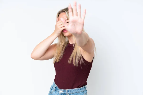 Νεαρή Καυκάσια Γυναίκα Απομονωμένη Λευκό Φόντο Κάνοντας Χειρονομία Στοπ Και — Φωτογραφία Αρχείου