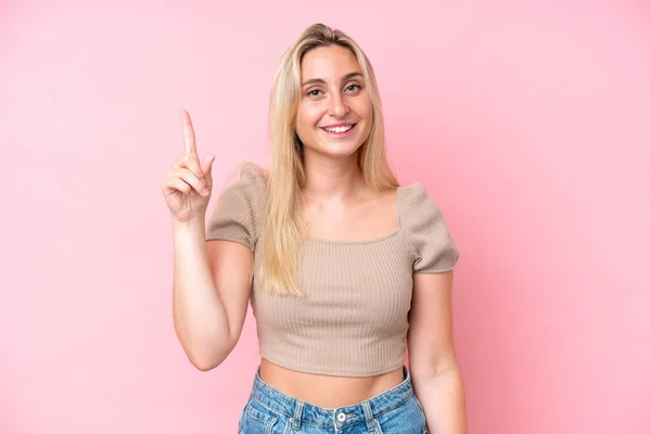 Mulher Caucasiana Jovem Isolado Fundo Rosa Apontando Para Uma Grande — Fotografia de Stock