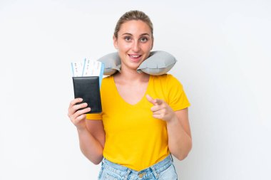 Şişme Yastıklı Kadın şaşırdı ve ön tarafı gösterdi.