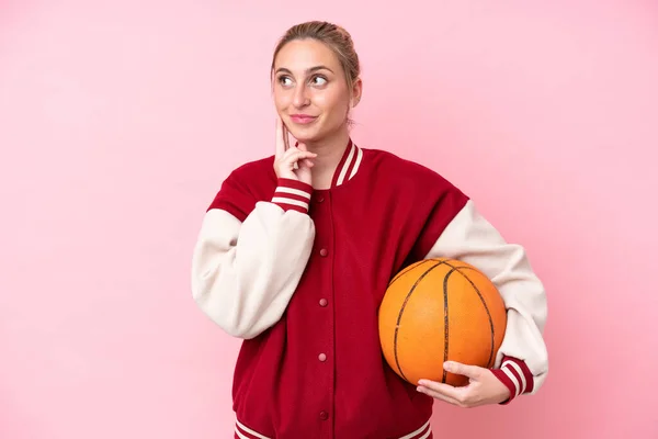 Mladý Basketbal Běloška Žena Izolované Růžovém Pozadí Myšlení Nápad Při — Stock fotografie