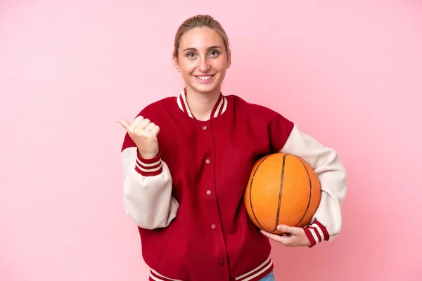 Mladý Basketbal Kavkazský Hráč Žena Izolované Růžovém Pozadí Ukazuje Strany — Stock fotografie