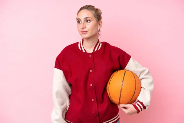Mladý Basketbal Kavkazský Hráč Žena Izolované Růžovém Pozadí Při Pohledu — Stock fotografie