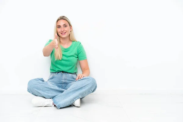 Junge Kaukasische Frau Sitzt Isoliert Auf Dem Boden Vor Weißem — Stockfoto