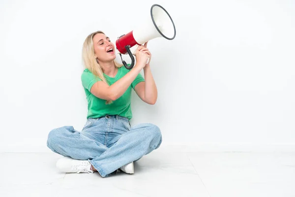 Young Caucasian Woman Sitting Floor Isolated White Background Shouting Megaphone — Stock Photo, Image