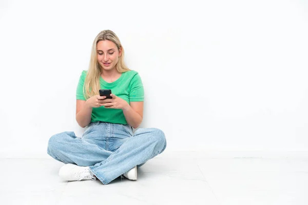 Junge Kaukasische Frau Sitzt Auf Dem Boden Isoliert Auf Weißem — Stockfoto