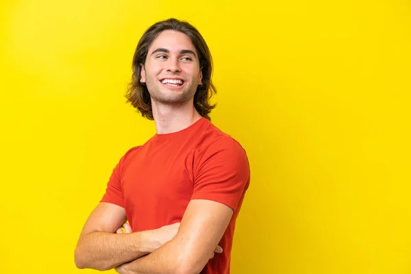 Caucasian Handsome Man Isolated Yellow Background Arms Crossed Happy — 스톡 사진