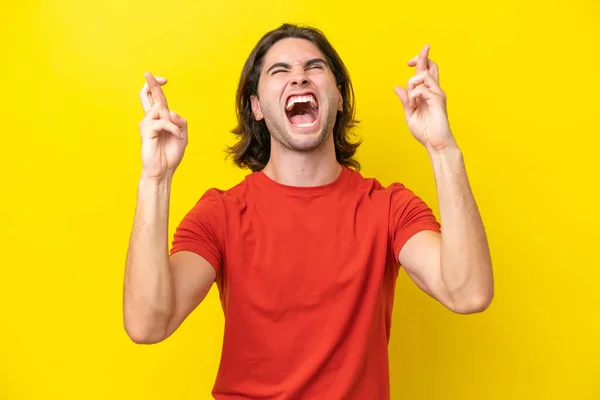 Caucasian Handsome Man Isolated Yellow Background Fingers Crossing — Stockfoto