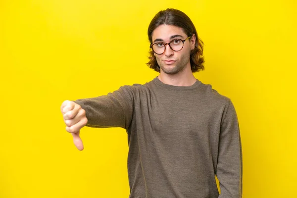 Caucasian Handsome Man Isolated Yellow Background Showing Thumb Negative Expression — Stockfoto