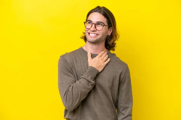 Caucasian Handsome Man Isolated Yellow Background Looking While Smiling — 스톡 사진