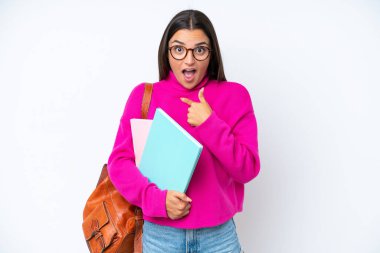 Beyaz arka planda yalıtılmış genç bir bayan öğrenci. Sürpriz bir yüz ifadesi.