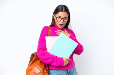 Beyaz arka planda izole edilmiş genç bayan şaşırmış ve şaşırmış görünüyor.