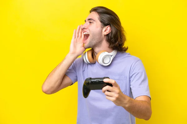 Young Handsome Caucasian Man Playing Video Game Controller Isolated Yellow — Fotografia de Stock