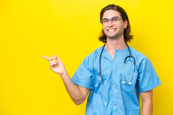 Young Surgeon Caucasian Man Isolated Yellow Background Pointing Finger Side — 图库照片