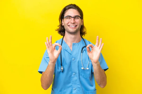 Young Surgeon Caucasian Man Isolated Yellow Background Showing Sign Fingers — Stock Photo, Image