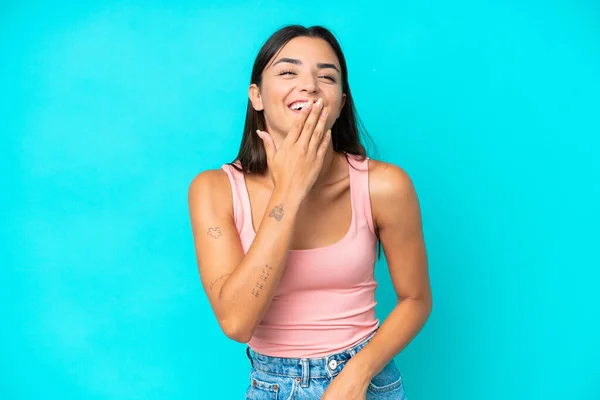 Mulher Branca Jovem Isolado Fundo Azul Feliz Sorrindo Cobrindo Boca — Fotografia de Stock