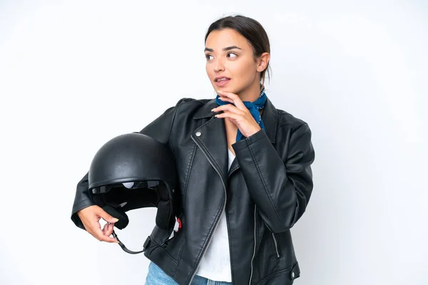 若いですCaucasian女性とともにオートバイヘルメット隔離上の青の背景上を見上げます上の笑顔 — ストック写真