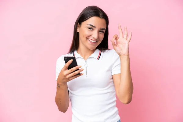 Giovane Donna Caucasica Isolata Sfondo Rosa Utilizzando Telefono Cellulare Facendo — Foto Stock