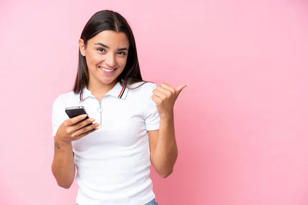 Mujer Joven Caucásica Aislada Sobre Fondo Rosa Usando Teléfono Móvil —  Fotos de Stock