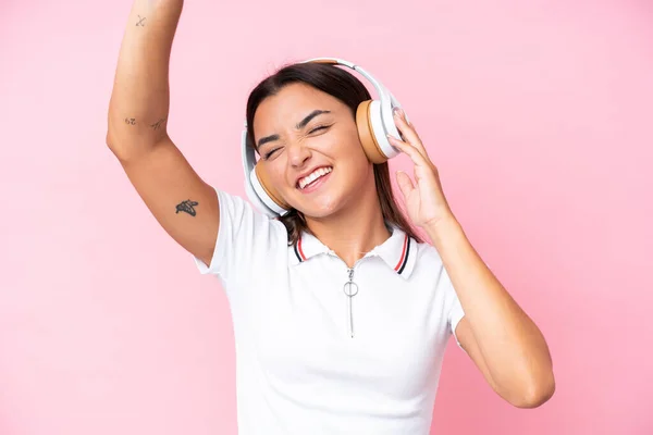 Молода Біла Жінка Ізольована Рожевому Фоні Слухаючи Музику Танці — стокове фото