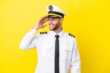 Airplane caucasian pilot isolated on yellow background has realized something and intending the solution