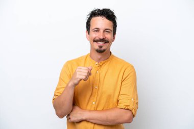 Bıyıklı genç adam beyaz arka planda izole edilmiş gülüyor.
