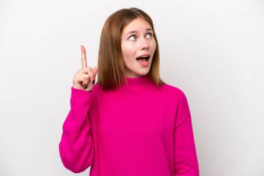 Beyaz arka planda izole edilmiş genç İngiliz kadın parmağını kaldırarak çözümü anlamaya çalışıyor.