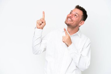 Beyaz arka planda izole edilmiş beyaz tenli yakışıklı bir adam işaret parmağıyla işaret etmek harika bir fikir.