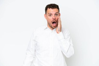 Beyaz arka planda mahsur kalmış beyaz tenli yakışıklı, şaşırmış ve şok olmuş bir yüz ifadesi var.