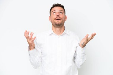 Beyaz arka planda izole edilmiş beyaz, yakışıklı genç bir adam stresli.