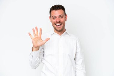 Beyaz arka planda izole edilmiş beyaz tenli yakışıklı adam parmaklarıyla beşi sayıyor.
