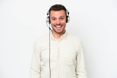 Tele pazarlamacı beyaz bir kulaklıkla çalışan beyaz bir adam. Şaşırtıcı bir yüz ifadesi var.