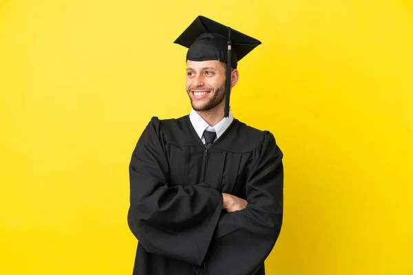 Νεαρός Απόφοιτος Πανεπιστημίου Καυκάσιος Άνδρας Απομονωμένος Κίτρινο Φόντο Χαρούμενος Και — Φωτογραφία Αρχείου
