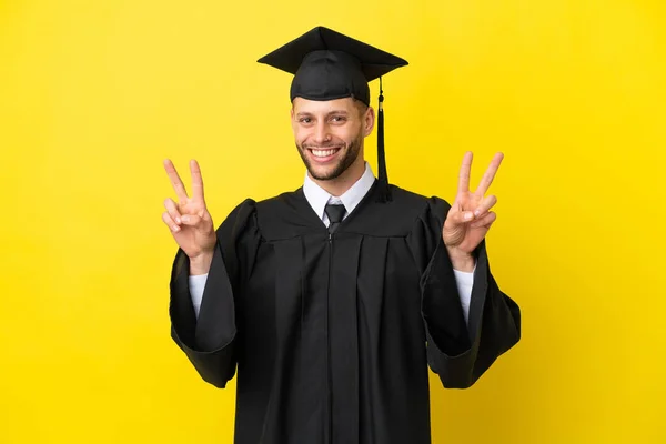 Νεαρός Απόφοιτος Πανεπιστημίου Καυκάσιος Άνδρας Απομονωμένος Κίτρινο Φόντο Που Δείχνει — Φωτογραφία Αρχείου