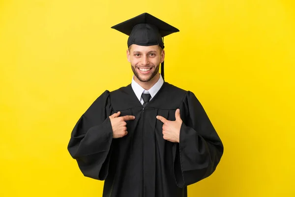 Νεαρός Απόφοιτος Πανεπιστημίου Καυκάσιος Άνδρας Απομονωμένος Κίτρινο Φόντο Έκφραση Έκπληξη — Φωτογραφία Αρχείου