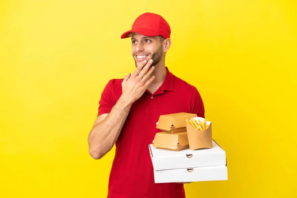 Pizza Delivery Man Pizza Boxes Burgers Isolated Background Κοιτάζοντας Ψηλά — Φωτογραφία Αρχείου