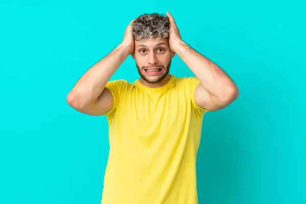 Jonge Knappe Blanke Man Geïsoleerd Blauwe Achtergrond Doet Nerveus Gebaar — Stockfoto