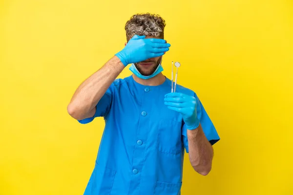 Dentist Caucasian Man Holding Tools Isolated Yellow Background Covering Eyes — 스톡 사진