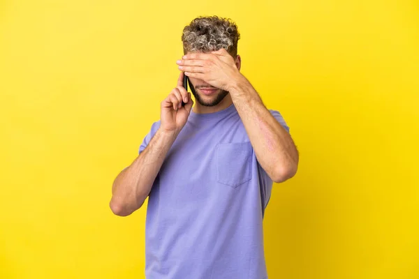 Young Caucasian Man Using Mobile Phone Isolated Yellow Background Covering — Stockfoto