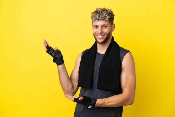Αθλητισμός Καυκάσιος Άνθρωπος Απομονωμένος Κίτρινο Φόντο Απλώνει Χέρια Στην Πλευρά — Φωτογραφία Αρχείου