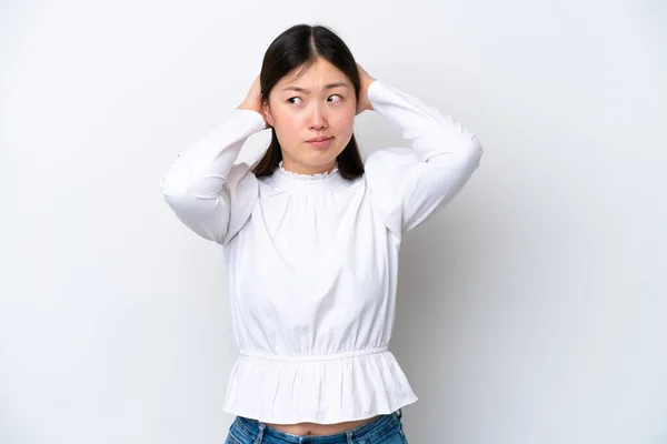 Молодая Китаянка Изолированная Белом Фоне Расстроенная Закрывающая Уши — стоковое фото
