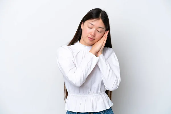 Νεαρή Κινέζα Γυναίκα Απομονωμένη Λευκό Φόντο Κάνοντας Χειρονομία Ύπνου Dorable — Φωτογραφία Αρχείου
